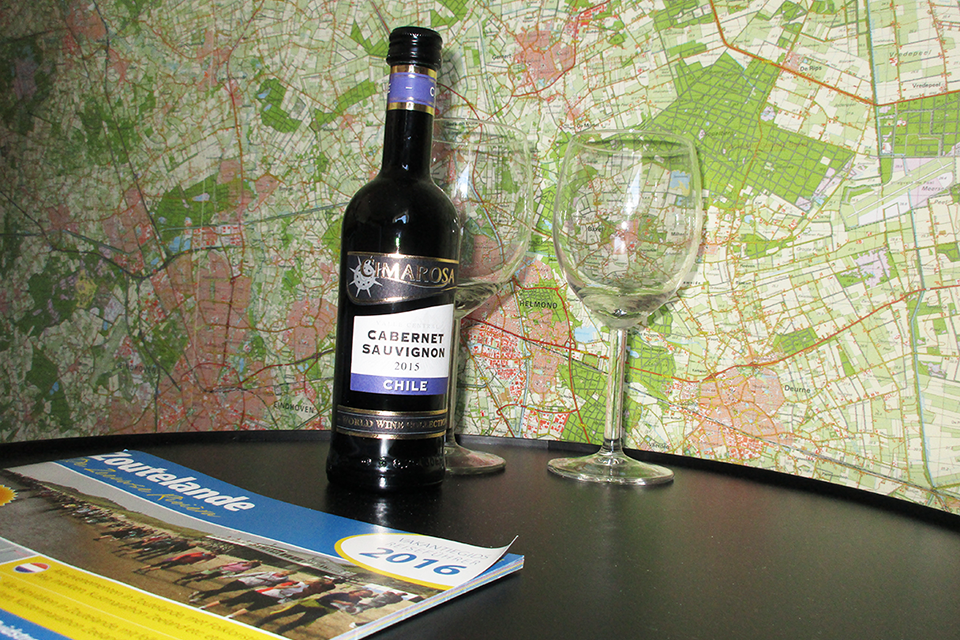 Wijnflex met wijnglas met op de achtergrond behang van een landkaart